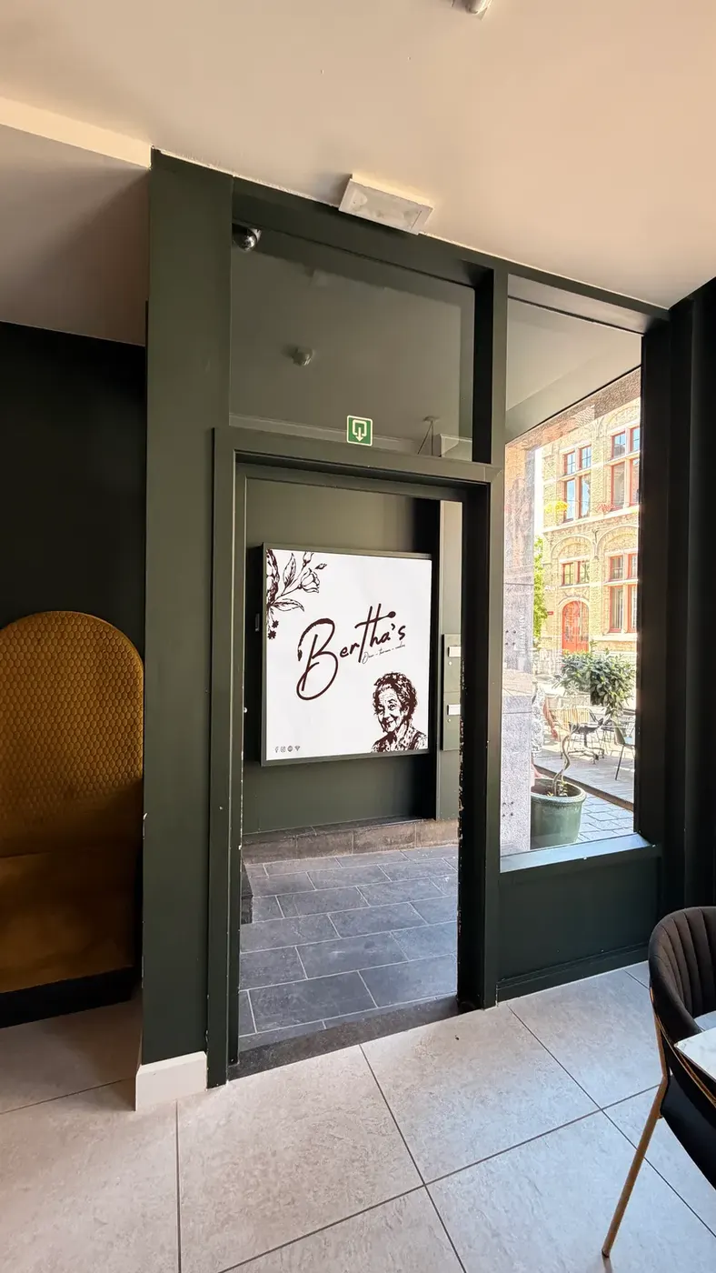 De gevel van Bertha's met het logo op het raam