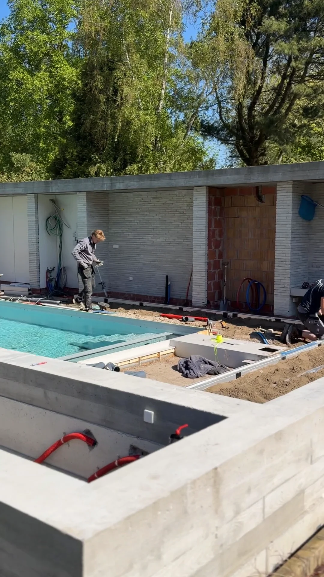 Zwembad in aanbouw met een werkman van Pool & Fun