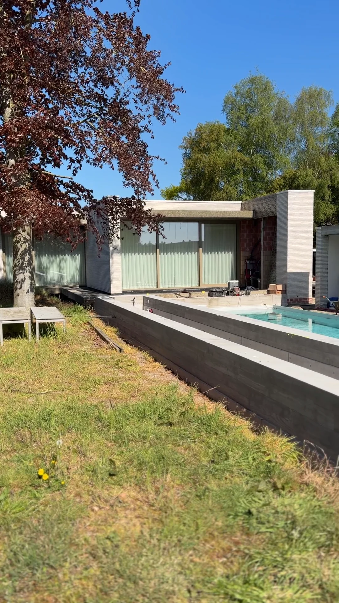 Afgewerkt zwembad van Pool & Fun in een tuin
