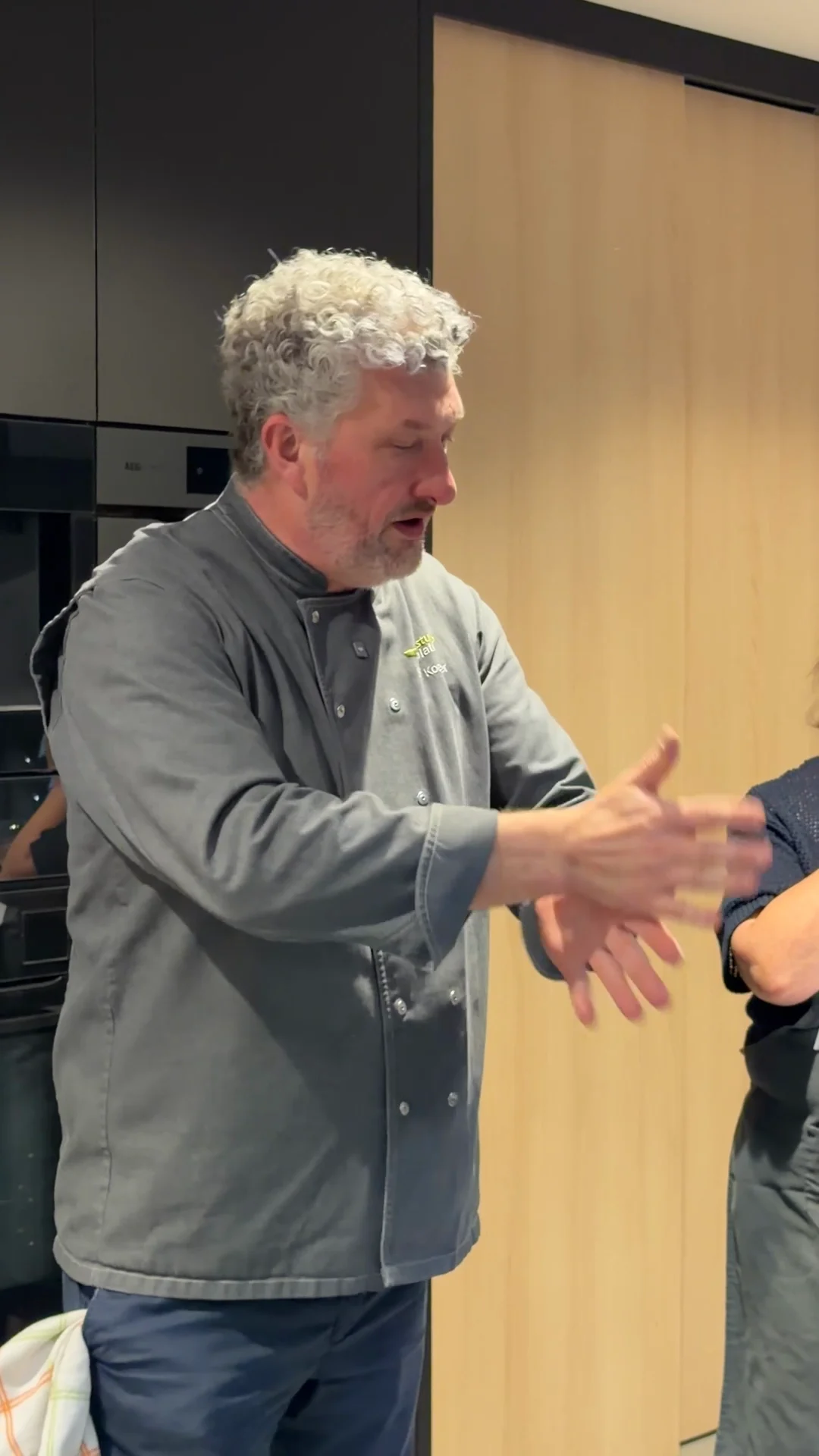 Chef Serge geeft uitleg in de kookstudio van Revelatio