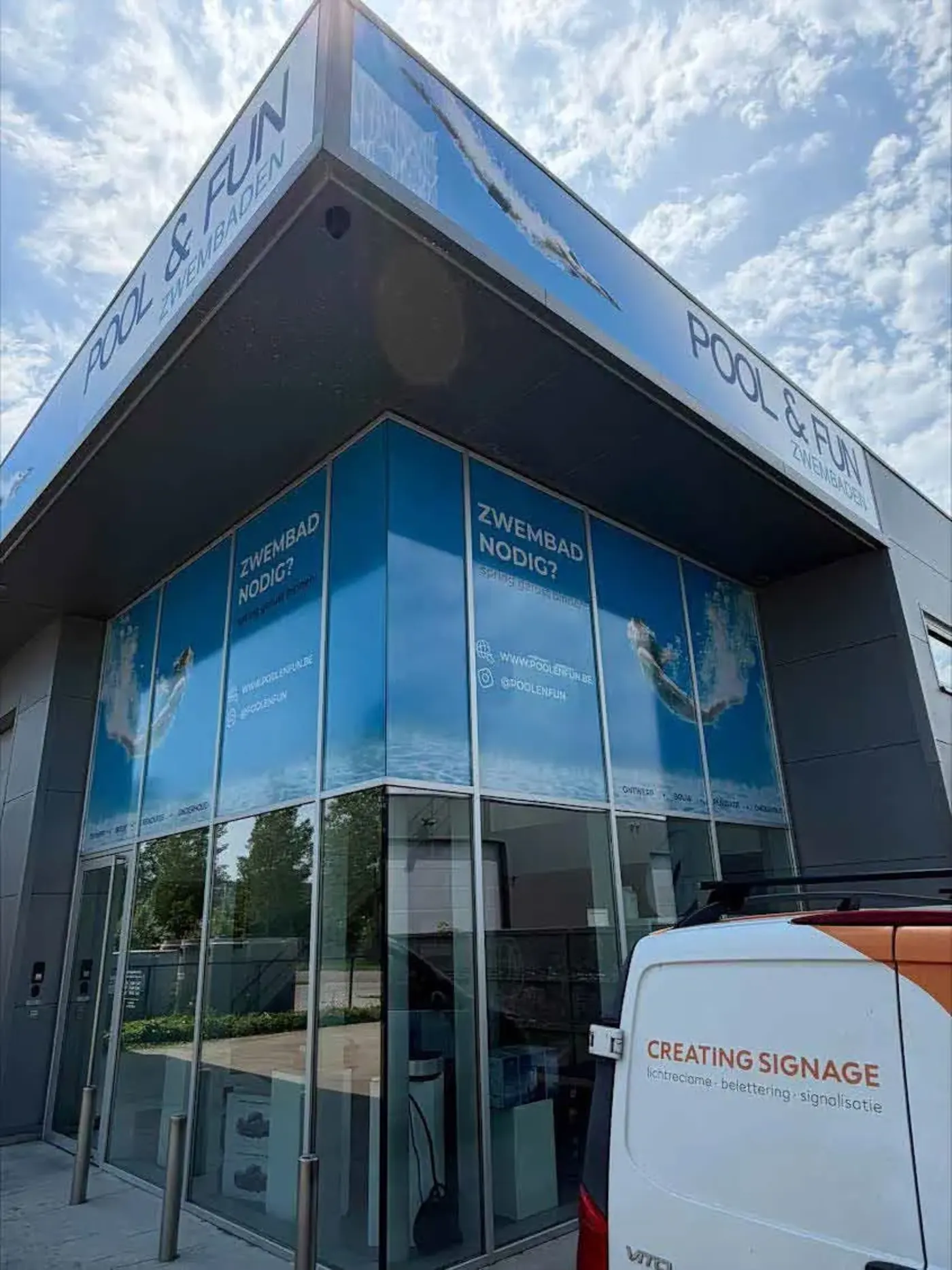 Showroom van Pool & Fun met de gevelstickers